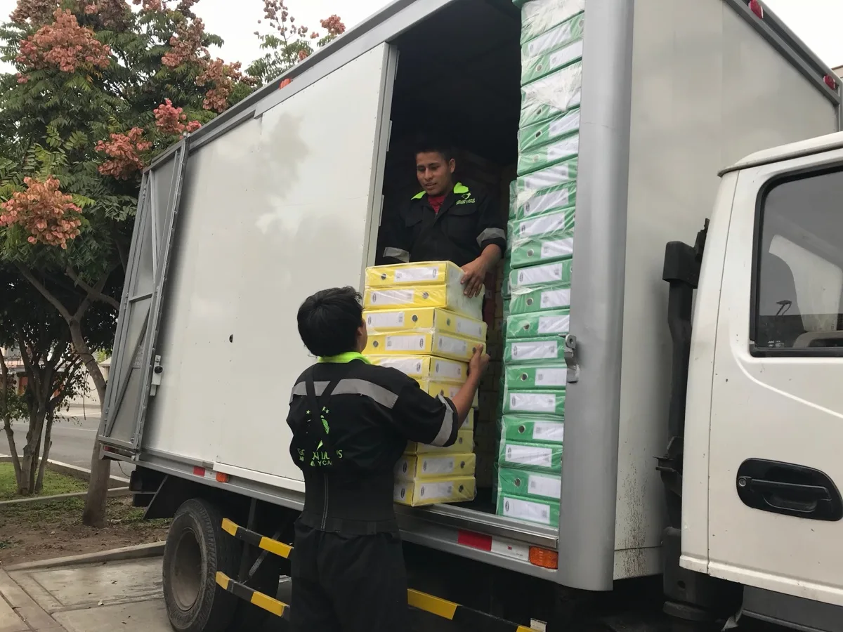 Equipo Golden Lions descargando un camión de mudanza en Lima