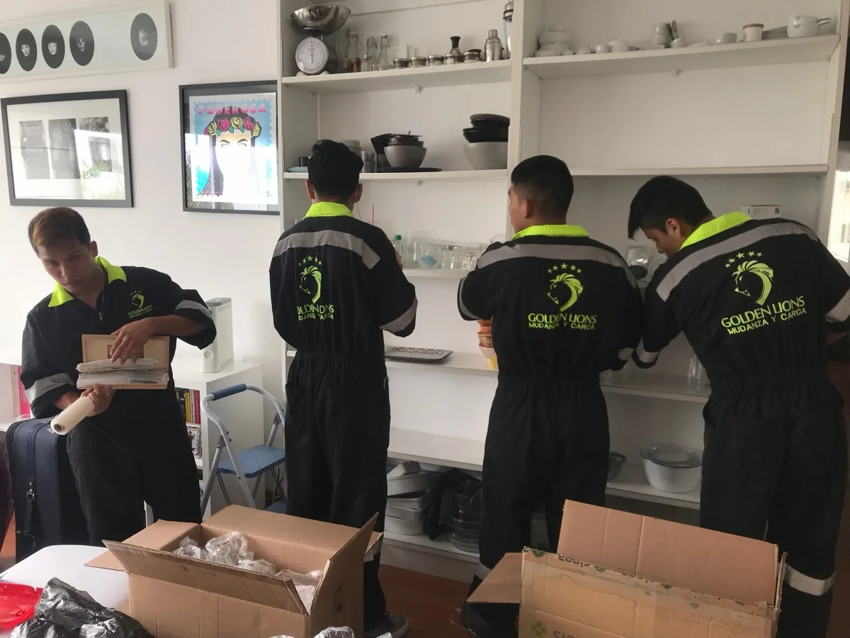 Equipo Golden Lions embalando en una casa de Lima